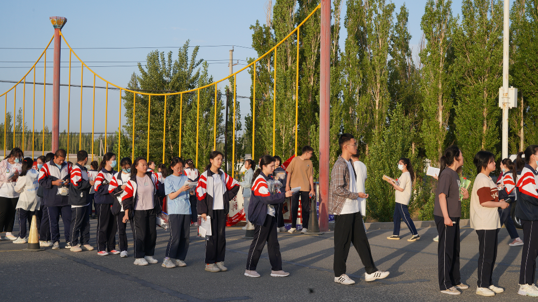 全县共有1069名考生参加高考,设和静高级中学1个考点,45个考场,确保