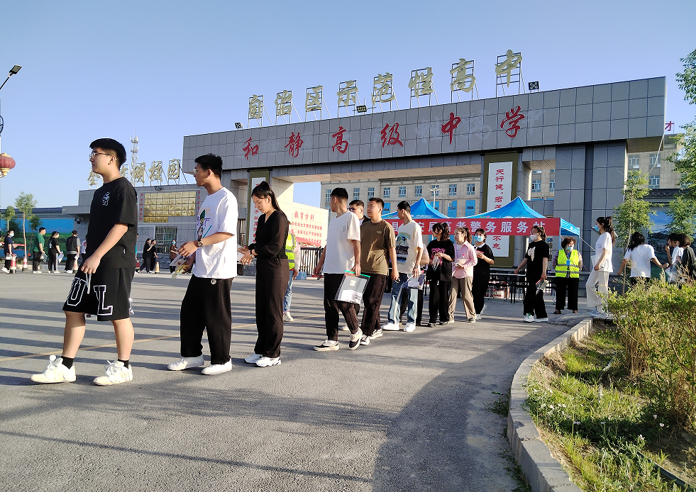 682023年高考,全县共有1069名考生参加高考,设和静高级中学1个考点