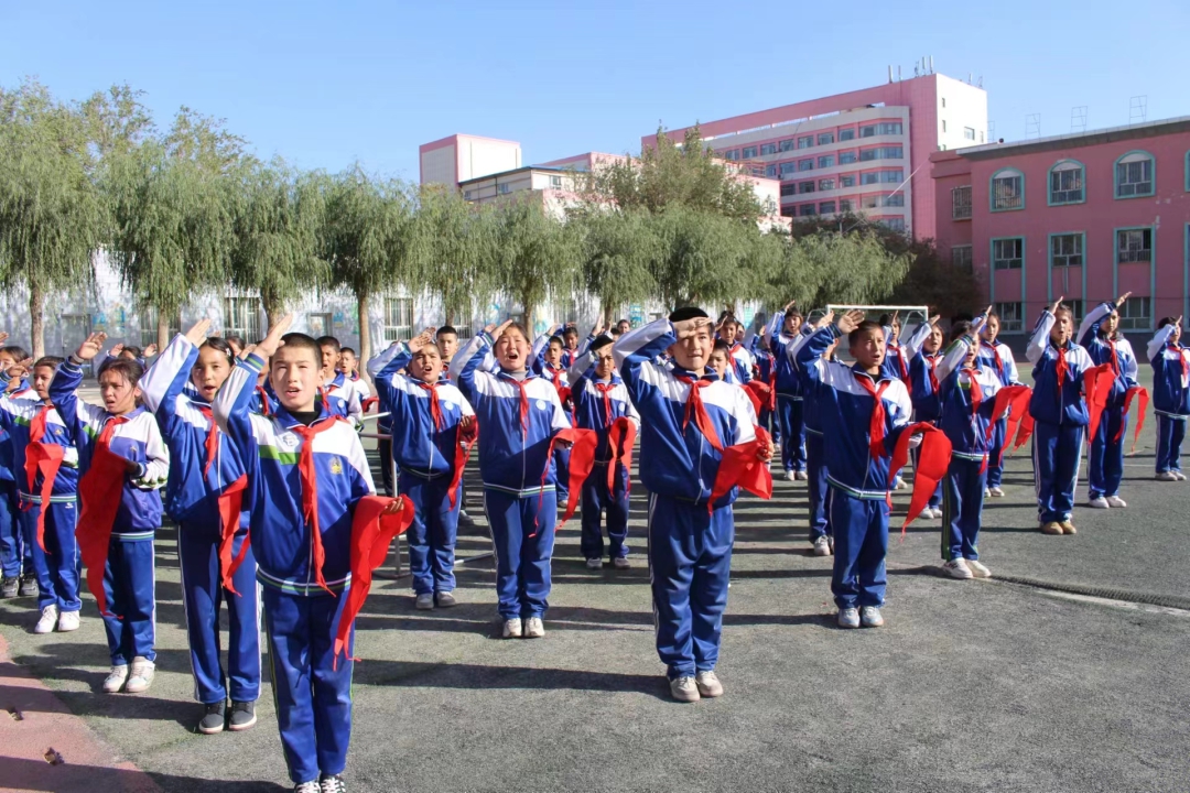 小小石榴籽争做新时代好队员和静县第三小学建队日举办入队仪式