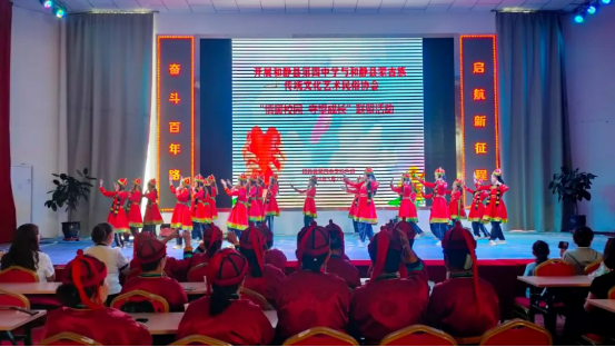 随后,由县第四中学和县蒙古族传统文化艺术民俗协会带来的萨吾尔登